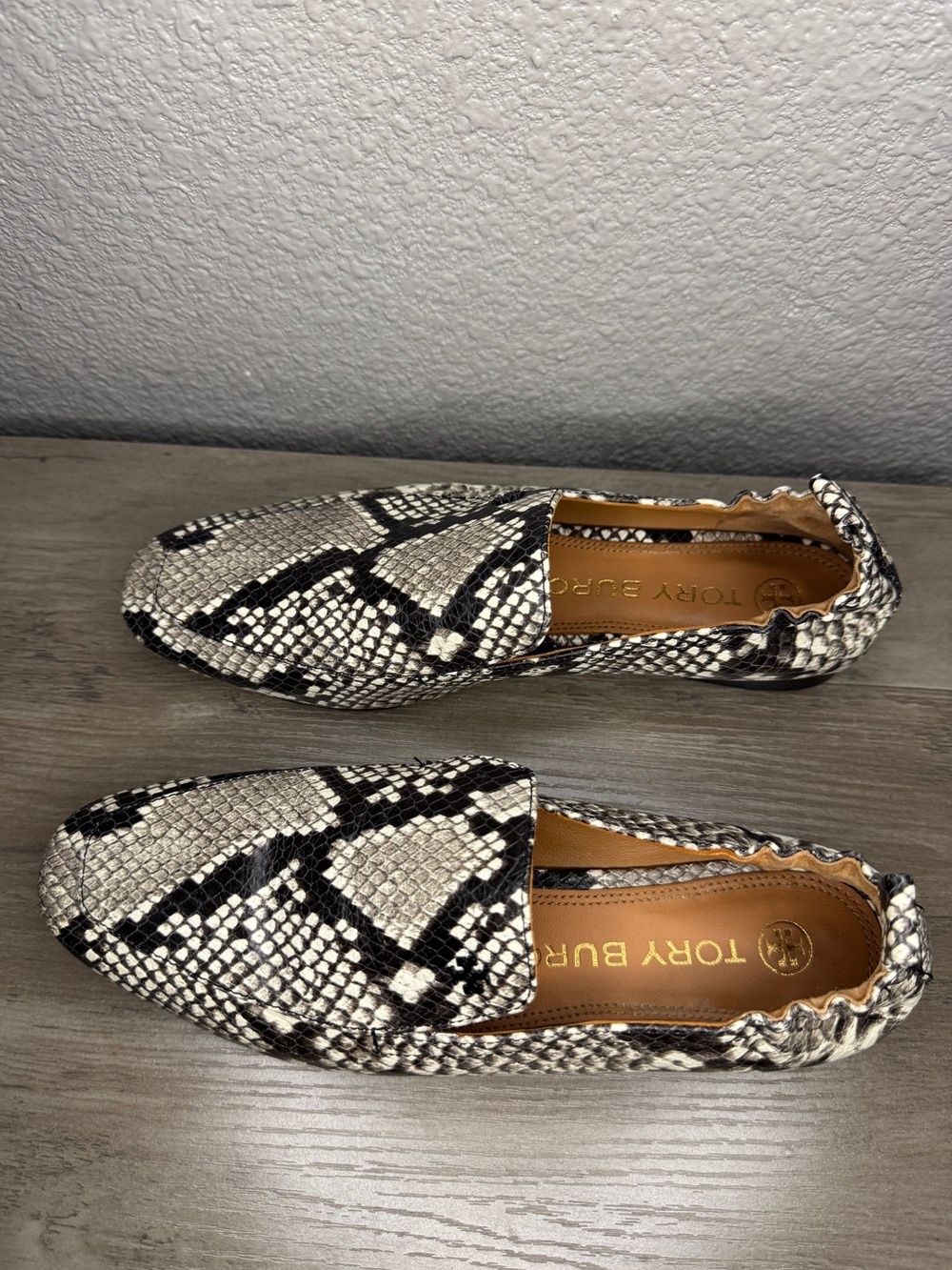 Tory Burch Kira Snake Print Leather Loafers Flats Size 7.5